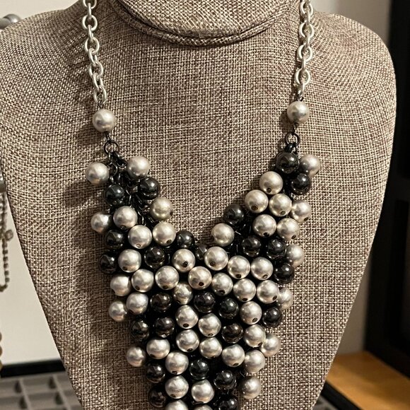 Gray Faux Pearl Bib Necklace set on Silvertone Chain, Gorgeous! - Picture 7 of 9